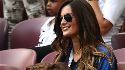 زوجات لاعبي فرنسا في ملعب نهائي المونديال (صور)