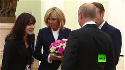 بوتين يقدم باقة أزهار إلى زوجة ماكرون (فيديو)