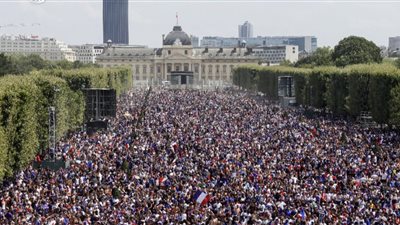 احتشاد جماهير فرنسا بشارع الشانزليزيه لمشاهدة نهائي المونديال (صور)
