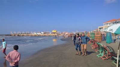 بالصور.. توافد المواطنين على شواطئ «جمصة»