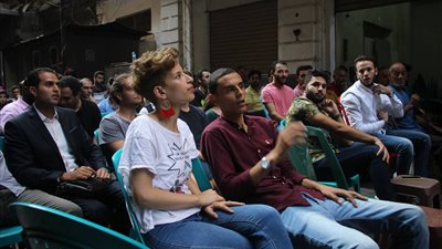 الأجانب يتابعون مباريات كأس العالم بوسط البلد (صور)