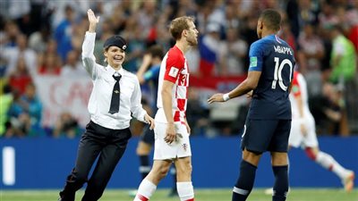 الجماهير تقتحم ملعب نهائي كأس العالم بين فرنسا وكرواتيا (فيديو)