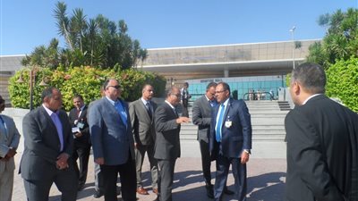 وزير الطيران يتفقد استعدادات مطار أسيوط لبدء موسم الحج