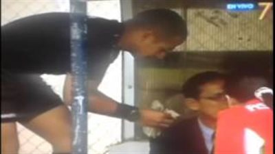 بالفيديو.. حكم يتلقى أموالا قبل إحدى المباريات في الإكوادور