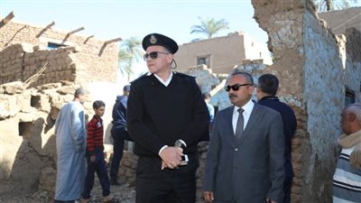 صرف إعانة عاجلة لأصحاب المنزل المنهار بقرية في قنا| صور