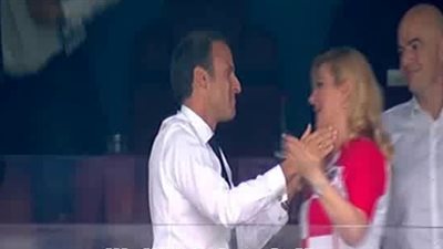 رئيسة كرواتيا تتبادل القبلات مع رئيس فرنسا (فيديو)