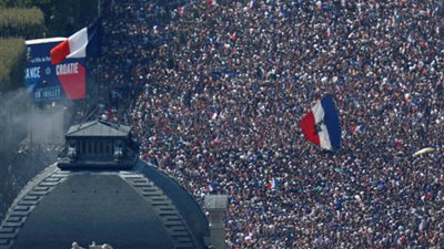 الاحتفالات بالفوز بكأس العالم تعم أنحاء فرنسا (فيديو)