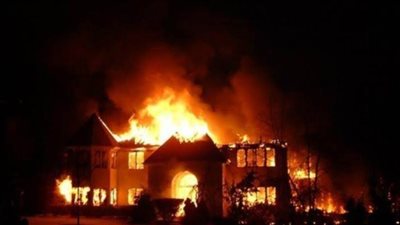 امرأة تموت حرقاً بعد انفجار هاتف واشتعال المنزل أثناء نومها| فيديو