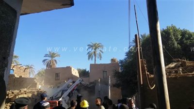 فرض كردون أمني للمنزل المنهار بقرية في قنا | صور