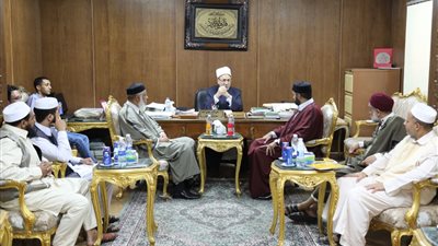 الأمين العام لمجمع البحوث الإسلامية يلتقي وفدا من الأئمة الليبيين (صور)