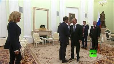 ماكرون يخاطب بوتين بالروسية والأخير يرد بالفرنسية (فيديو)