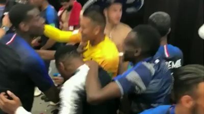 احتفالات عارمة للاعبي فرنسا في غرف الملابس (فيديو)