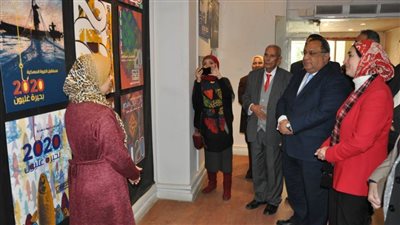 رئيس جامعة حلوان يفتتح معرض إنجازات ثورة 30 يونيو بكلية الفنون التطبيقية