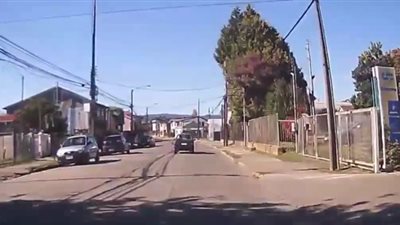 رجل شرطة يسقط لص دراجات بركلة (فيديو)