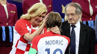 رئيسة كرواتيا تدخل في حالة بكاء هيستيري (صور)