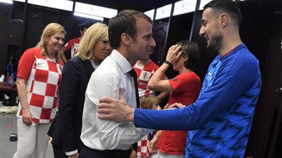 الرئيس الفرنسي ماكرون يداعب أبناء نجوم منتخب كرواتيا (صور)