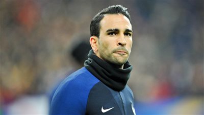 مدافع فرنسا يعلن اعتزاله دوليا عقب التتويج بكأس العالم