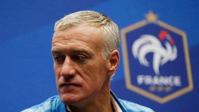 لاعبو فرنسا يقتحمون المؤتمر الصحفي لمدرب المنتخب (فيديو)