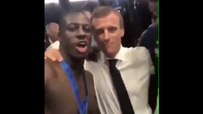 رئيس فرنسا يحتفل بالمونديال بتقليد «رقصة بوجبا» الشهيرة (فيديو)