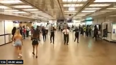 موظفو المترو بفرنسا يرقصون احتفالا بالفوز بكأس العالم «فيديو»