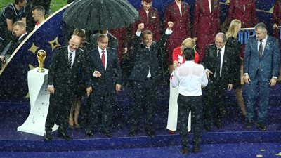 ماكرون يحتج بعد الفوز بسبب المطر (صور)