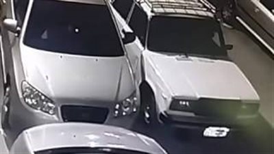 بالفيديو.. لص يسرق سيارة بطريقة ماكرة في الإسكندرية