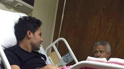 المدير الفني للزمالك يزور محمد إبراهيم عقب إجراء العملية