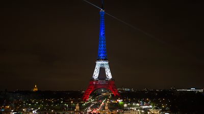 برج إيفل يضيء بألوان العلم الفرنسي احتفالا بكأس العالم