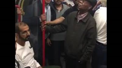 بالفيديو.. حاكم دبي بين الركاب في مترو لندن