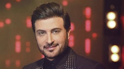 ماجد المهندس يعلق بعد معانقة فتاة سعودية له