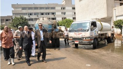 بالصور.. تفاصيل جولة محافظ الجيزة بمستشفى بولاق الدكرور.. عبد الرحمن: إحالة واقعة طفح مياه الصرف الصحي للنيابة العامة.. وقف المتسببين في الأزمة عن العمل.. ولا خسائر في أجهزة المستشفى