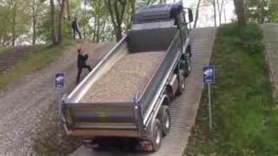 بالفيديو.. اختبار سيارات مرسيدس النقل