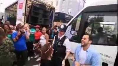 بالفيديو.. شاب مصري يدخل في وصلة رقص مع شرطيين بريطانيين