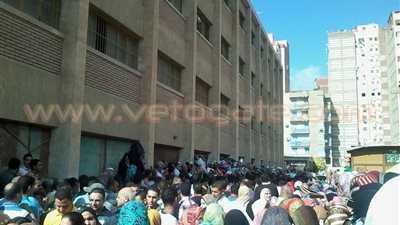 استمرار توافد آلاف الخريجين لتقديم أوراقهم في 