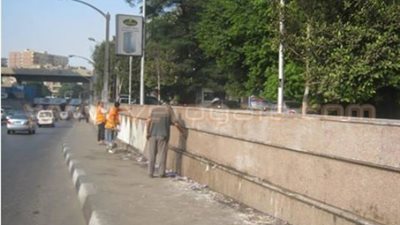 بالصور.. «النظافة» تشن حملة لإزالة العبارات المسيئة بنفق الهرم