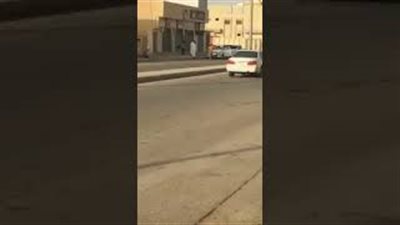 سعودي يثير فزع وافد ويعتدي عليه بسلاح (فيديو)