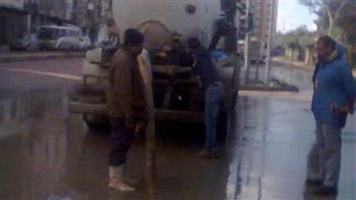 أحياء الإسكندرية تواصل رفع تراكمات مياه الأمطار