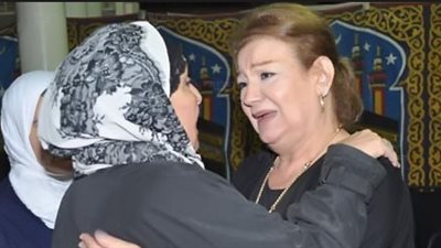 ميمي جمال تتسلم درع تكريم المهرجان القومي للمسرح لحسن مصطفى