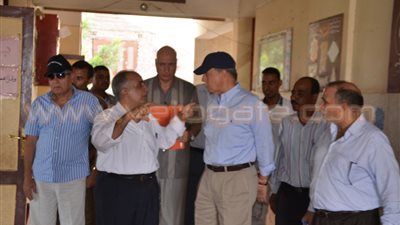 بالصور.. محافظ قنا يُقيل عددا من مديري المدارس لتدني مستوى النظافة