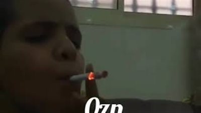 أطفال يدخنون السجائر يثيرون ضجة في السعودية (فيديو)