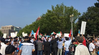 بالصور.. يمنيون يهتفون أمام البيت الأبيض: شكرًا «سلمان الحزم»