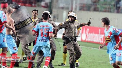 بالصور.. الشرطة تفض اشتباكات عنيفة فى كأس 
