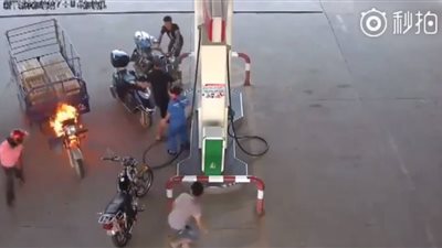 عاملة بمحطة وقود تنقذ دراجة نارية من الانفجار (فيديو)