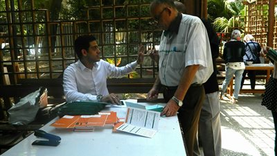 فنون جميلة حلوان: توفير موظفين من البنك الأهلي لمساعدة الطلاب لاستخراج فيزا كارد (صور)