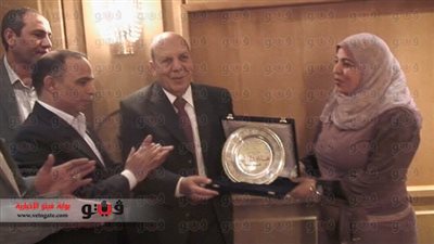 بالصور.. محافظ قنا يكرم لجنة دعم اللا مركزية بـ