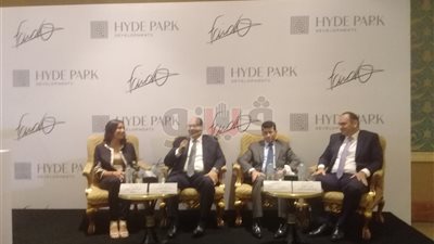 وزير الرياضة يشهد توقيع اتفاقية هايد بارك مع السباحة فريدة عثمان