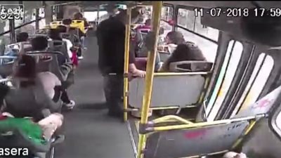 حافلة تتعرض لحادث تصادم مروع (فيديو)