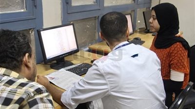 الساعات الأولى لانطلاق المرحلة الأولى للتنسيق.. 18 ألف طالب يسجلون رغباتهم بالمكتب الرئيسي.. 150 بهندسة القاهرة.. حلوان توفر 223 جهاز كمبيوتر.. وإقبال كثيف على معامل عين شمس (فيديو وصور)
