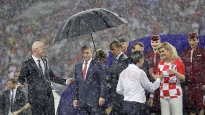 شمسية الرئيس بوتين تخطف الأنظار في نهائي كأس العالم