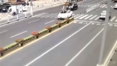 لحظة دهس سيارة امرأة أثناء محاولتها عبور الطريق (فيديو)